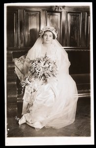 La figlia del Dr. Jacoby seduta nel suo abito da sposa, New York, 1915-16